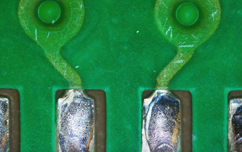 Uso di un microscopio per ispezionare la bagnabilità della saldatura di componenti installate