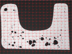 Bestimmung der Porengröße mit digitalen Fadenkreuzen in Echtzeit (Querschnitt durch ein Druckguss-Werkstück) 