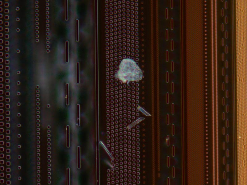 MIX-Mikroskopiebild (Fluoreszenz+Dunkelfeld) von Resistrückständen auf einem Halbleiterwafer 