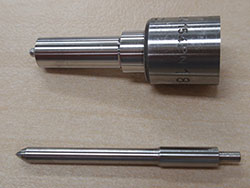 Upper：Injector nozzle Lower: Needle