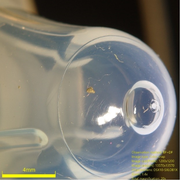 Snímky cizích částic ve výrobcích pro kojence zvětšené mikroskopem 