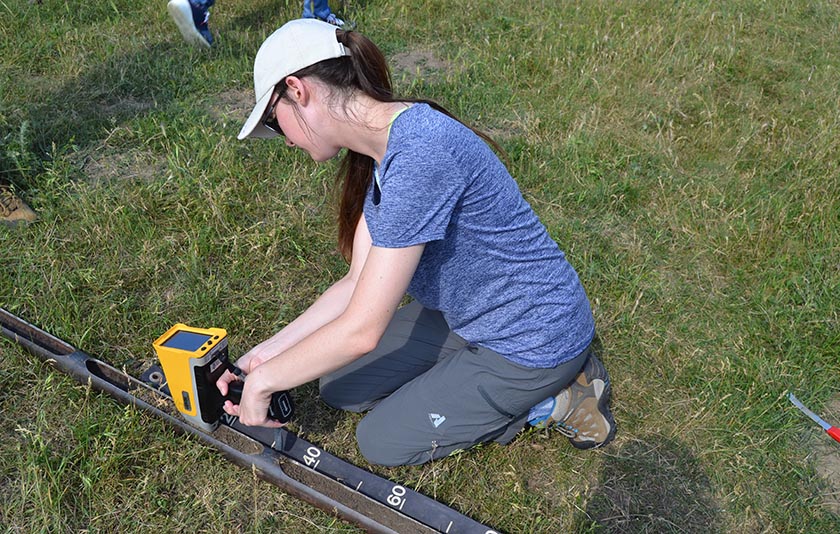 使用手持式XRF分析仪对土壤进行分析