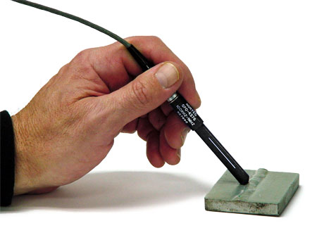 正在使用NECP-1152L 45°不锈钢轴焊缝探头检测一个焊缝。