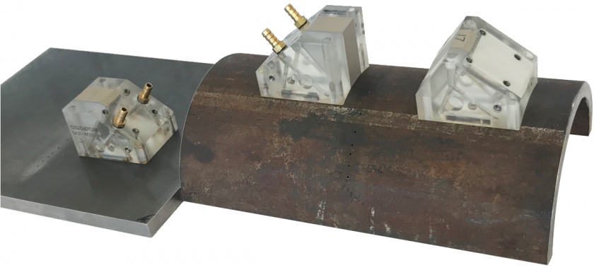 Plate sample with a standard flat wedge (left) and half-pipe sample with a standard and PAF wedge (right)