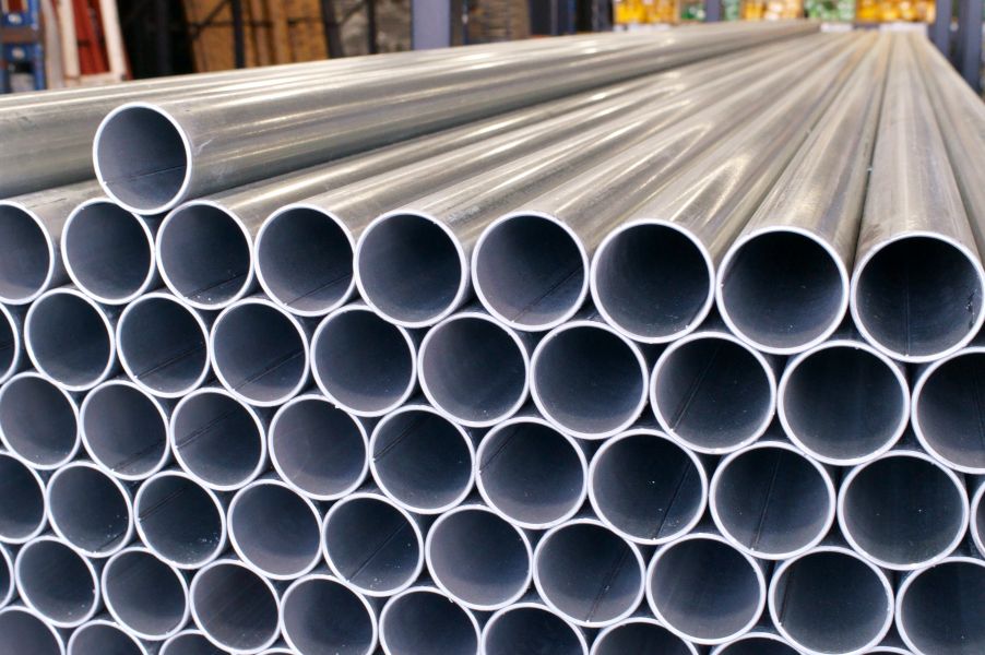 Série ocelových trubek na podlaze výrobního zařízení