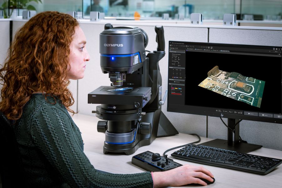 Persona usando un microscopio digital DSX100 controlado por el software PRECiV DSX.