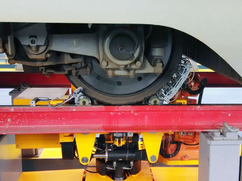 Kontrola dvojkolí na železničním vozidle pomocí automatického systému ultrazvukové kontroly společnosti DTEC GmbH