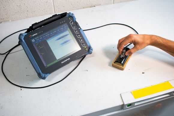 Detector de defectos OmniScan SX y sonda Phased Array en una muestra de tubo de materiales compuestos (composites) 