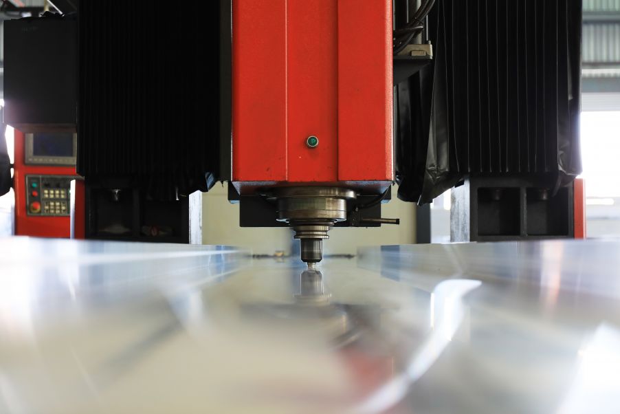 Outil rotatif de soudage par friction-malaxage intégré à un système automatisé utilisé pour souder une plaque d’acier