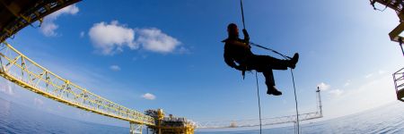 Operazione con accessibilità mediante funi in una piattaforma di trivellazione per petrolio offshore